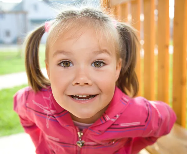 Schattig klein meisje op speelplaats — Stockfoto