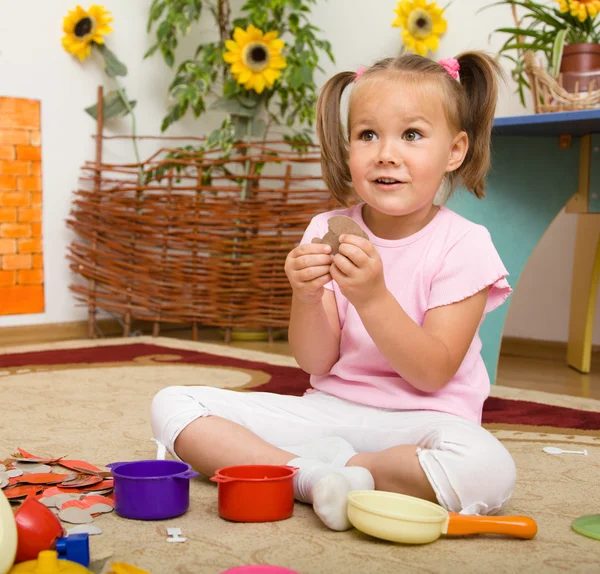 Little girl is playing in preschool — Stock Photo, Image