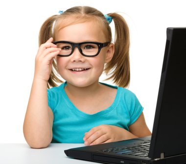 Dizüstü bilgisayarı olan küçük kız