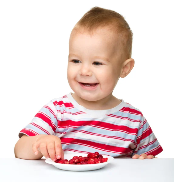 Ładny chłopczyk z truskawkami — Zdjęcie stockowe