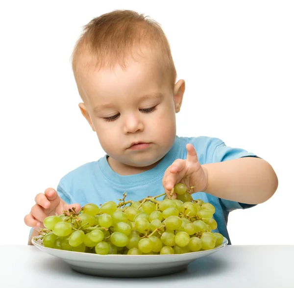 小男孩在吃葡萄 — 图库照片