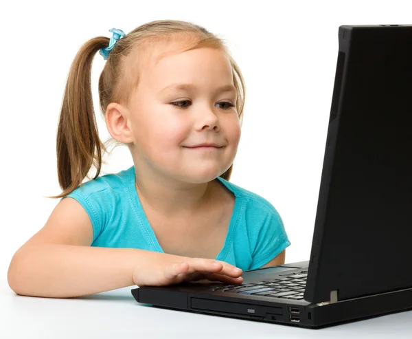 Dizüstü bilgisayarı olan küçük kız — Stok fotoğraf