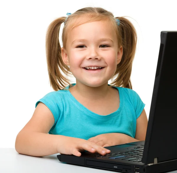 Petite fille avec ordinateur portable — Photo
