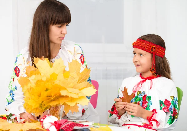母亲和儿童在乌克兰国家布 — 图库照片