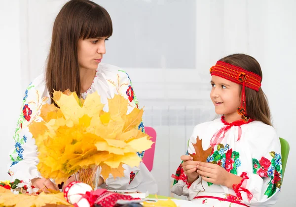 Anne ve çocuk içinde Ukrayna Ulusal bez — Stok fotoğraf