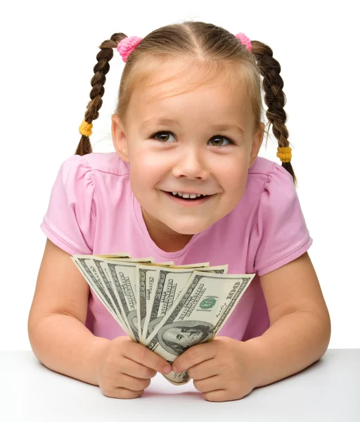 Милая маленькая девочка с бумажными деньгами - доллары — стоковое фото