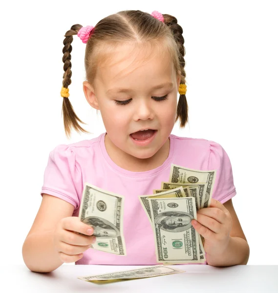 Sevimli küçük kız dolar sayan — Stok fotoğraf