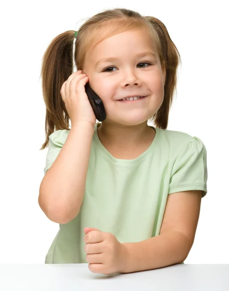 Roztomilá holčička mluví na mobilu — Stock fotografie
