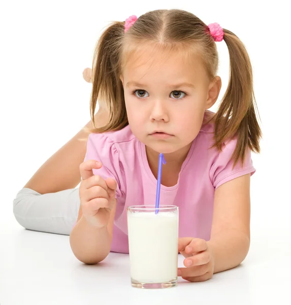 Klein meisje drinkt melk — Stockfoto