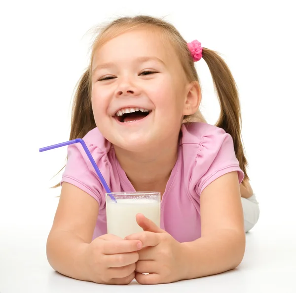 Dziewczynka ze szklanką mleka — Zdjęcie stockowe