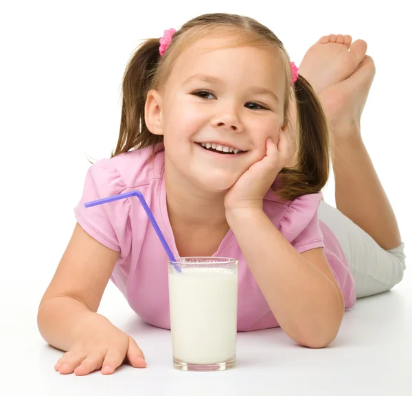 Petite fille avec un verre de lait — Photo