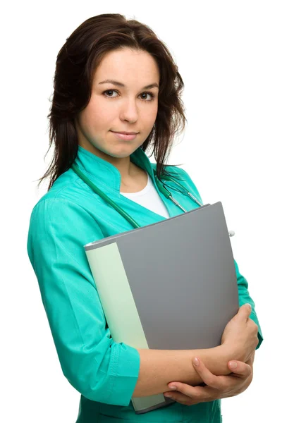 Mujer atractiva joven vistiendo un uniforme médico — Foto de Stock