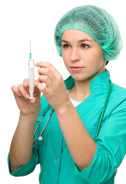 Ung sjuksköterska förbereds Anacondasprutan för injektion — Stockfoto