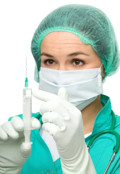 Jonge verpleegster bereidt spuit voor injectie — Stockfoto
