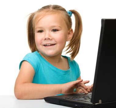 Dizüstü bilgisayarı olan küçük kız
