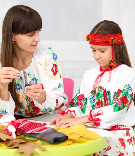Mère et enfant en tissu national ukrainien — Photo