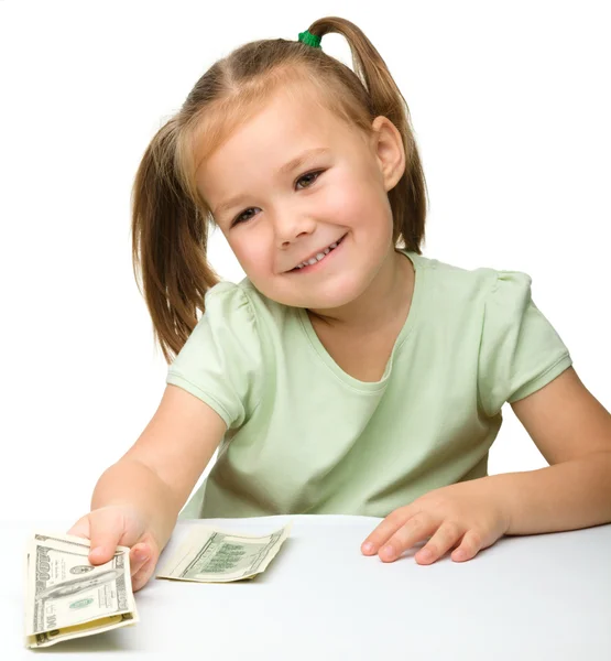 Милая маленькая девочка с бумажными деньгами - доллары — стоковое фото
