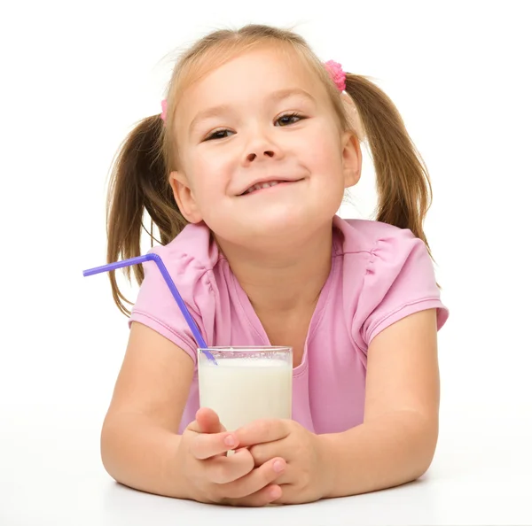 小女孩喝了一杯牛奶 — 图库照片