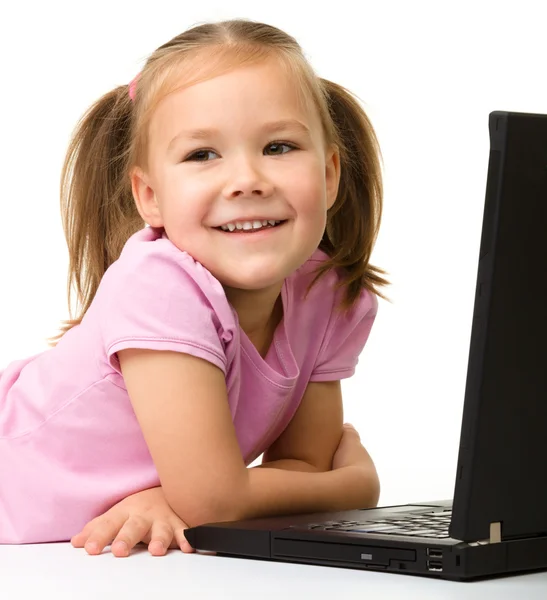 带笔记本电脑的小女孩 — 图库照片