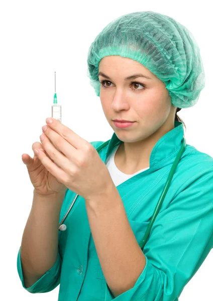 O jovem enfermeiro está a preparar a seringa para injecção. — Fotografia de Stock