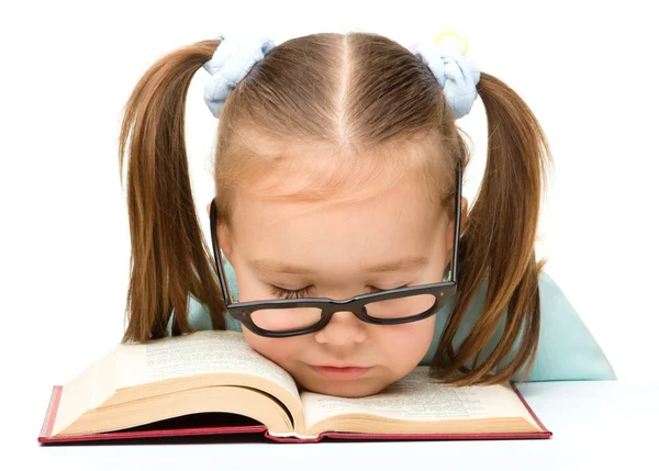 La niña está durmiendo en un libro — Foto de Stock