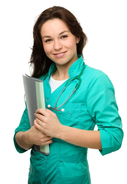 Jeune femme attrayante portant un uniforme de médecin — Photo