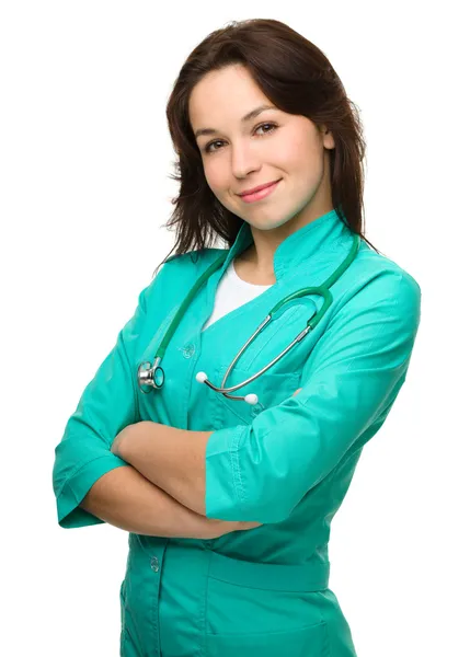 Ung attraktiv kvinna som bär en läkare enhetlig — Stockfoto