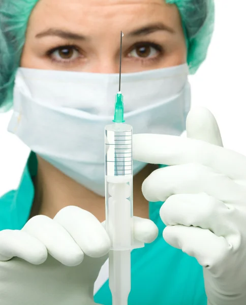 Jeune infirmière prépare une seringue injectable — Photo