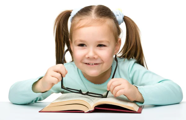 メガネを着用しながら本を読む小さな女の子 — ストック写真