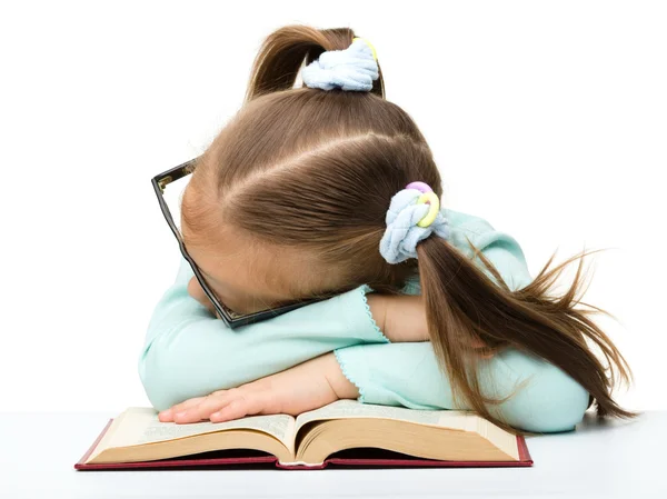 लहान मुलगी एका पुस्तकात झोपली आहे — स्टॉक फोटो, इमेज