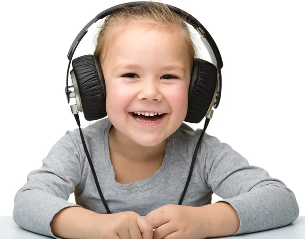 Linda chica disfrutando de la música usando auriculares —  Fotos de Stock