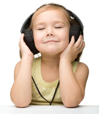 sevimli kız kulaklık kullanarak müzik keyfi