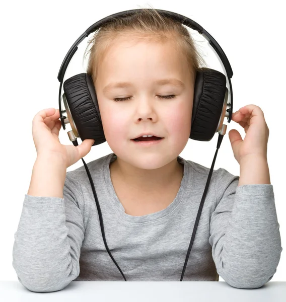 Roztomilá dívka líbí hudba pomocí sluchátek — Stock fotografie
