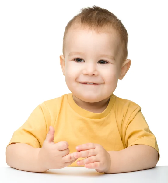 Портрет милого маленького мальчика — стоковое фото