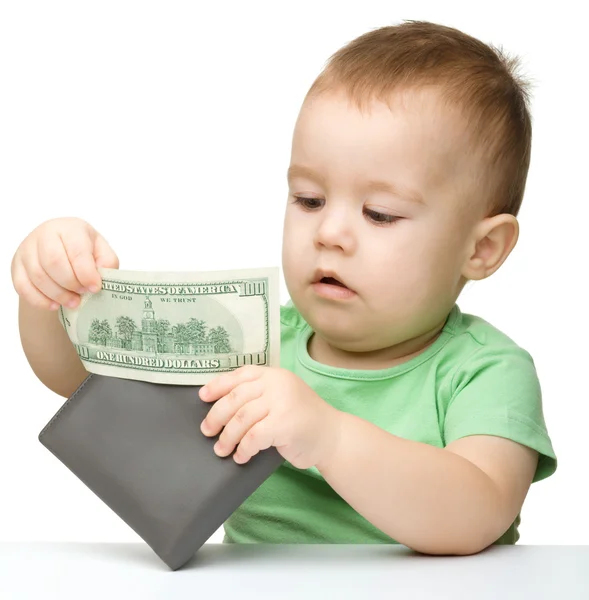 Mały chłopiec bawi się z dolarów — Zdjęcie stockowe