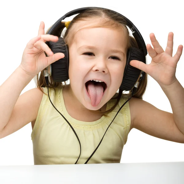 可爱的小女孩喜欢用耳机听音乐 — 图库照片