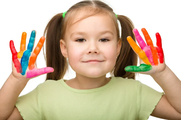 Menina alegre bonito com as mãos pintadas — Fotografia de Stock