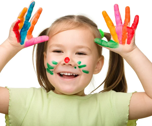 Schattig vrolijk meisje met geschilderde handen — Stockfoto