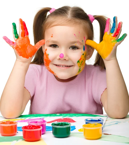 Roztomilý veselá dívka s malovanými rukama — Stock fotografie
