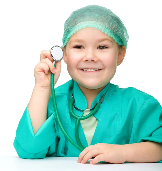 Dziewczynka bawi się lekarz z stetoskop — Zdjęcie stockowe