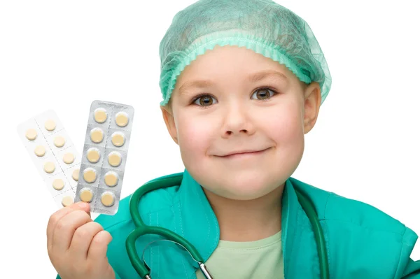 Menina bonito está jogando médico com pílulas — Fotografia de Stock