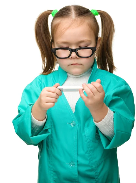 Söt liten flicka spelar läkare — Stockfoto