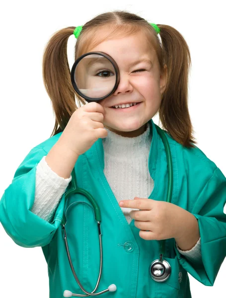 Sevimli küçük kız doktor oynuyor — Stok fotoğraf