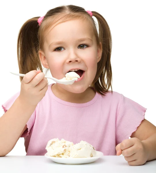 Nettes kleines Mädchen isst Hüttenkäse — Stockfoto