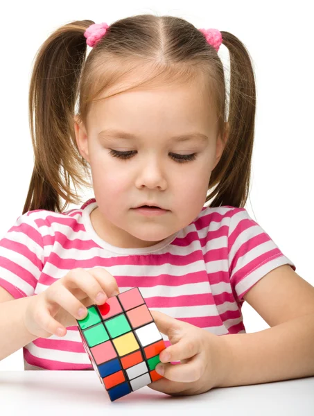 Nettes kleines Mädchen mit Rubik 's Cube — Stockfoto