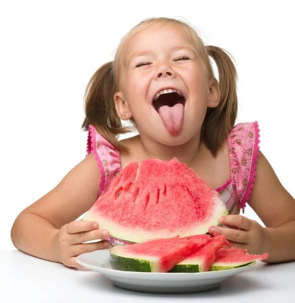 Menina bonito é gungy para comer melancia — Fotografia de Stock