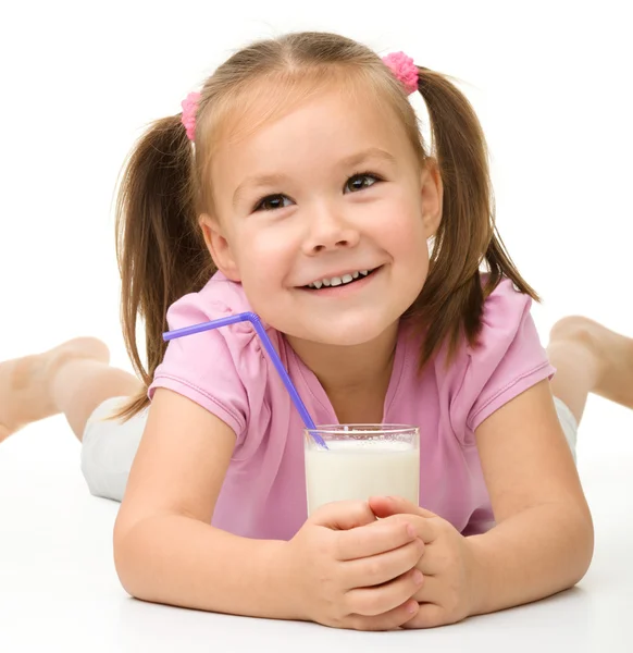 Słodkie dziewczynki ze szklanką mleka — Zdjęcie stockowe