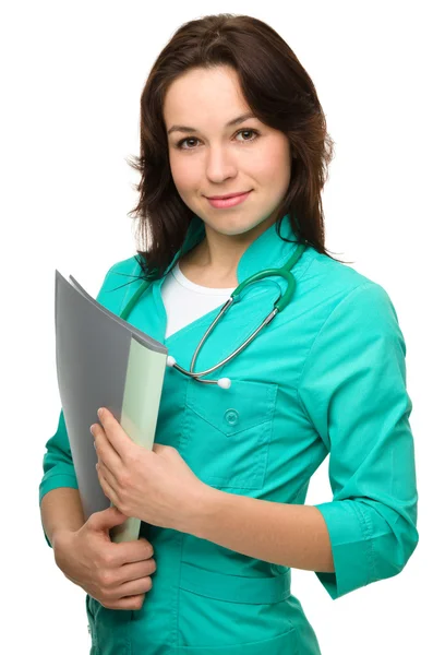 Portret szczęśliwy młoda kobieta lekarz — Zdjęcie stockowe