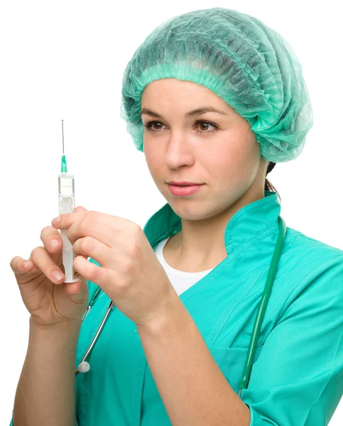 Молодая медсестра готовит шприц для инъекции. — стоковое фото