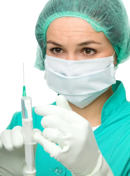 Enfermera joven prepara jeringa para inyección —  Fotos de Stock